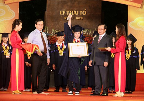 Hanoi honors outstanding graduates - ảnh 1